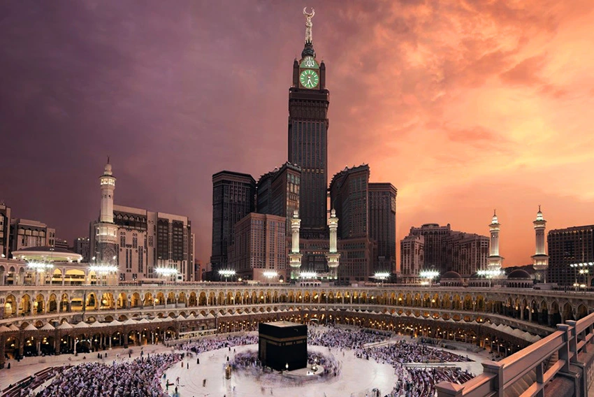gambar masjidil haram dengan kakbah dan zam zam tower